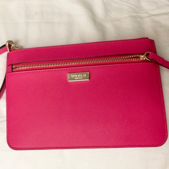 kate spade Handbags - Excellent  Kate Spade Wristlet 9/10 slight